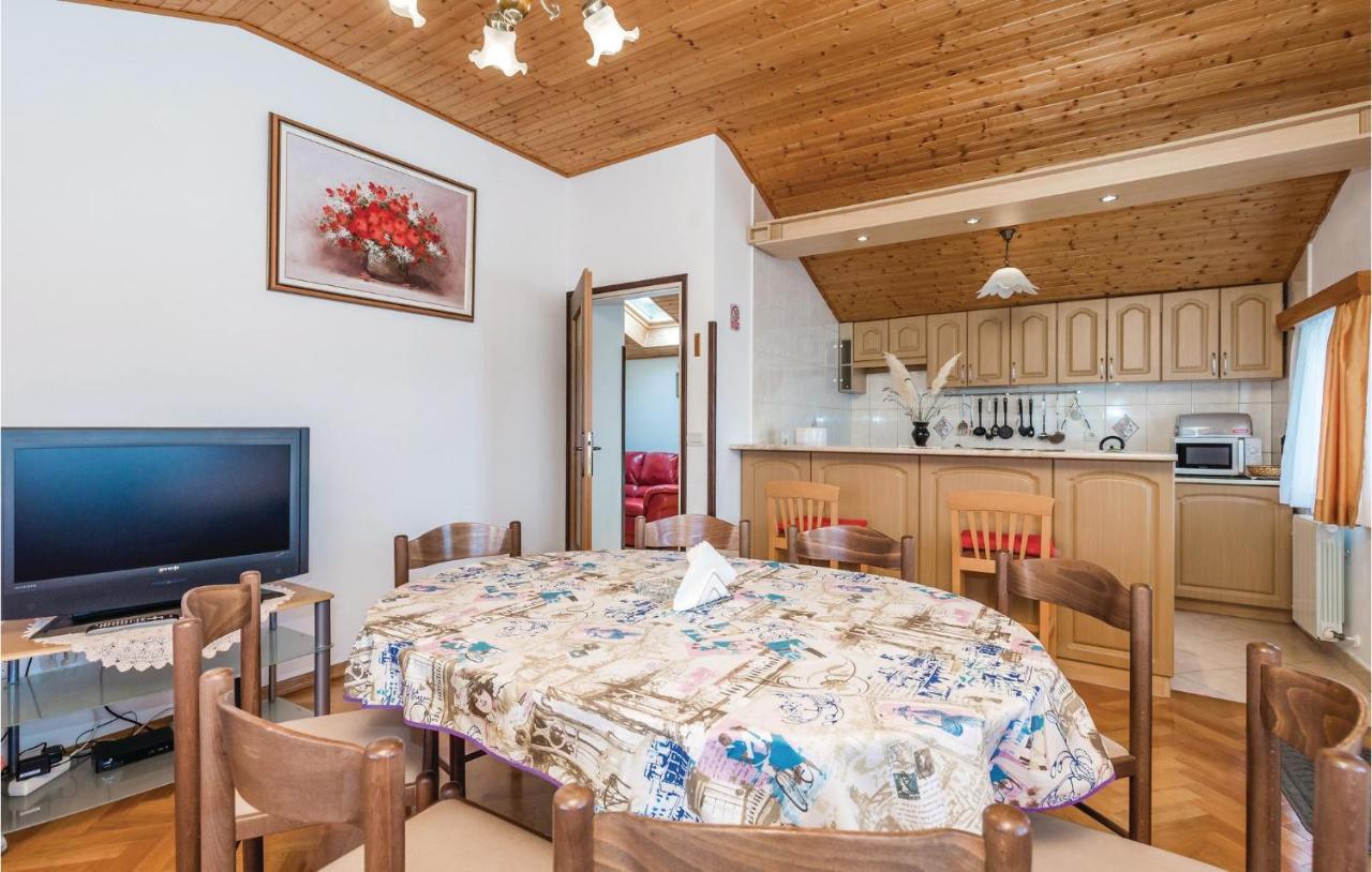 Beautiful Apartment In Brsec With Kitchen エクステリア 写真