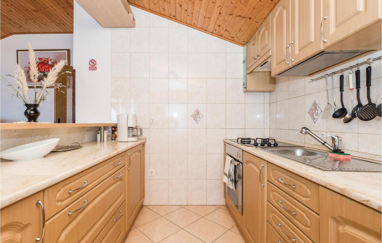 Beautiful Apartment In Brsec With Kitchen エクステリア 写真