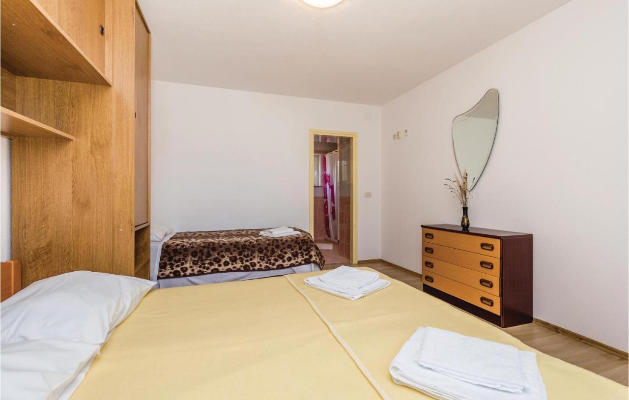 Beautiful Apartment In Brsec With Kitchen エクステリア 写真