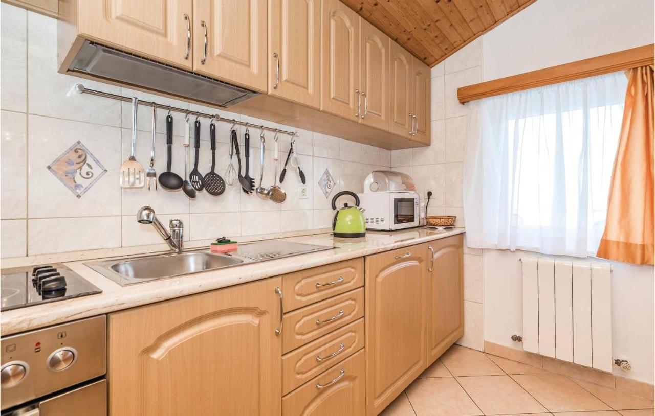 Beautiful Apartment In Brsec With Kitchen エクステリア 写真