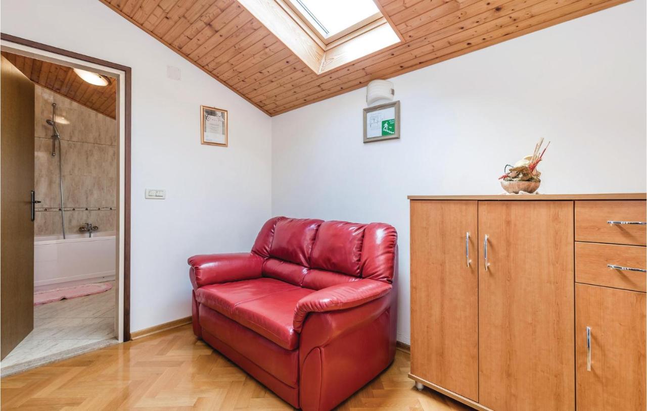 Beautiful Apartment In Brsec With Kitchen エクステリア 写真