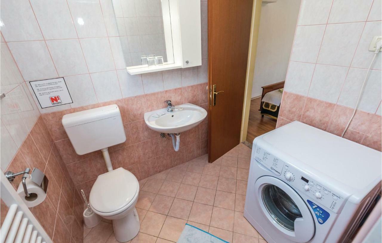 Beautiful Apartment In Brsec With Kitchen エクステリア 写真